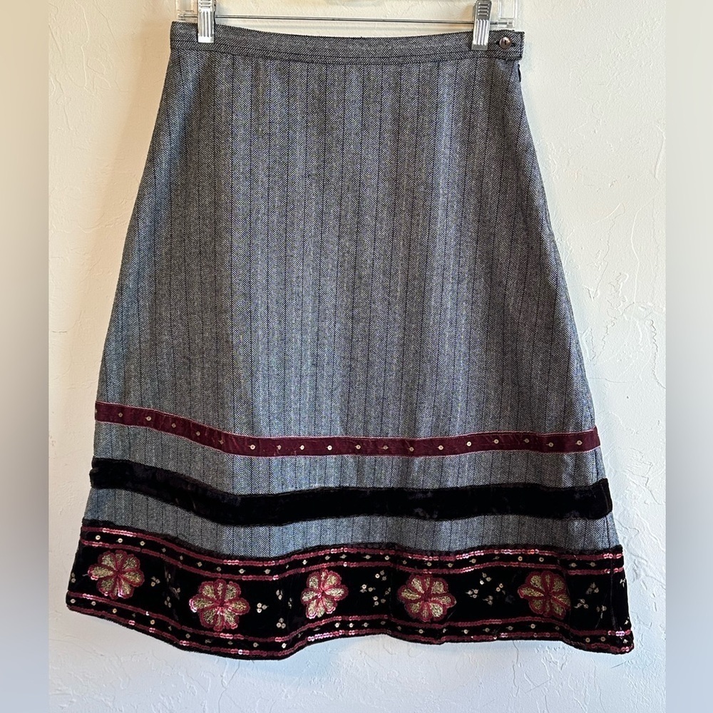 Vintage Y2K Grey Pinstriped Wool A-Line Skirt w/Velvet & Sequins Design Sz 6